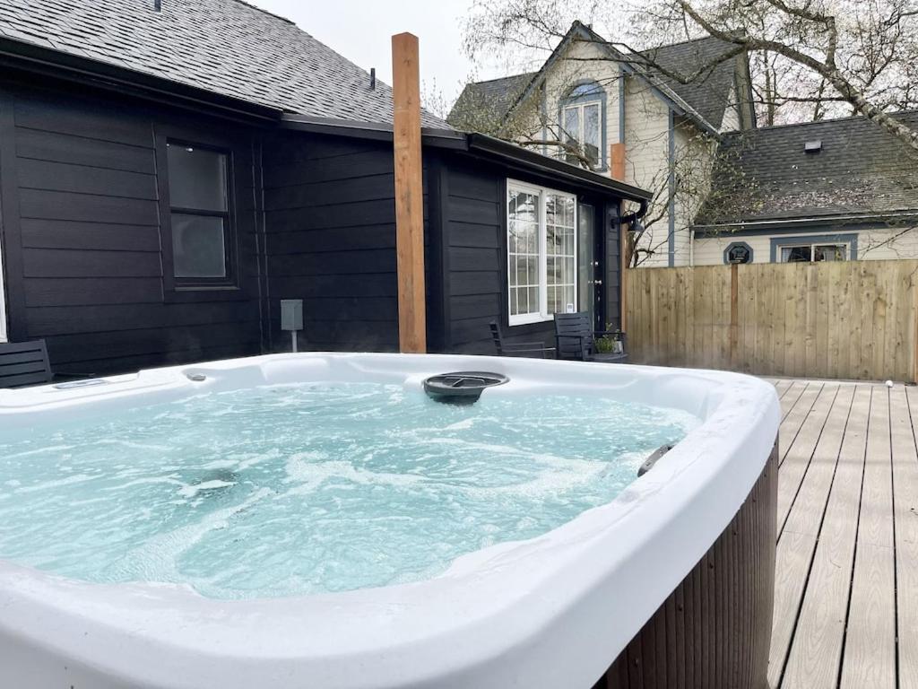 Modern 2 Bedroom Farmhouse Cottage With Hot Tub In Снохомиш Екстериор снимка